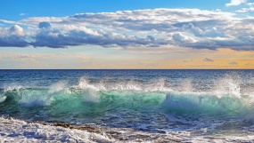 蔚蓝大海翻腾巨浪图片